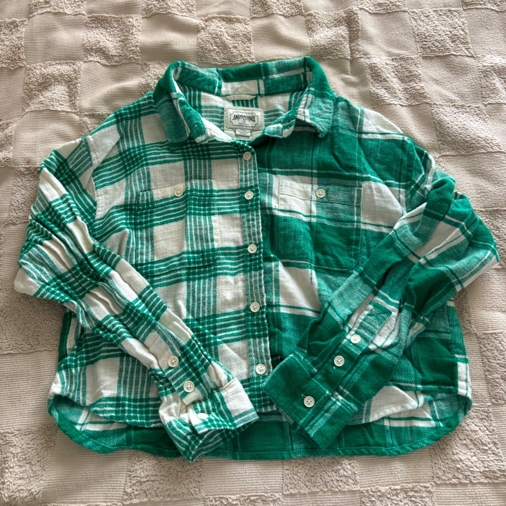 Super cute slightly cropped AE flannel!